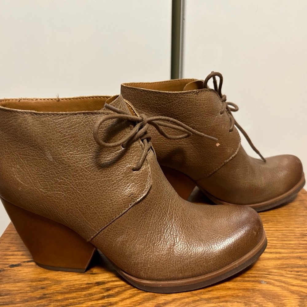 Kork-Ease cute short boot/ shoes color aged dark tan, size 7 excellent - Picture 8 of 10